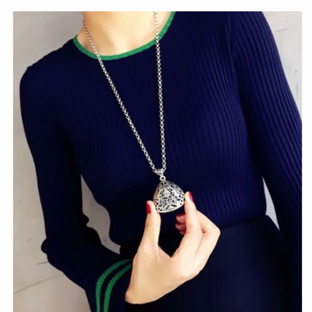 🍀⭐️🌖NWT triangular 28” necklace